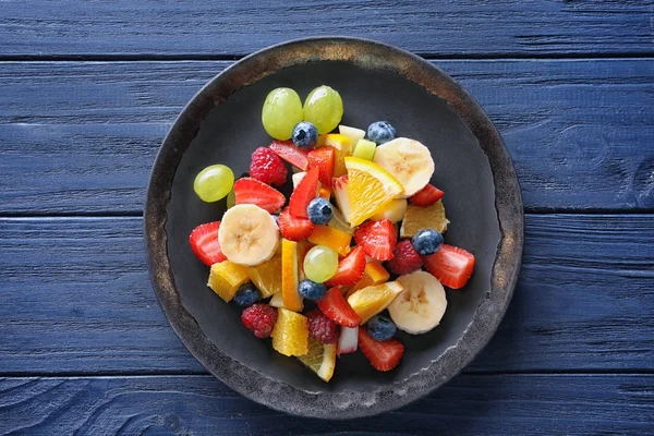 Plaat met heerlijke fruitsalade — Stockfoto