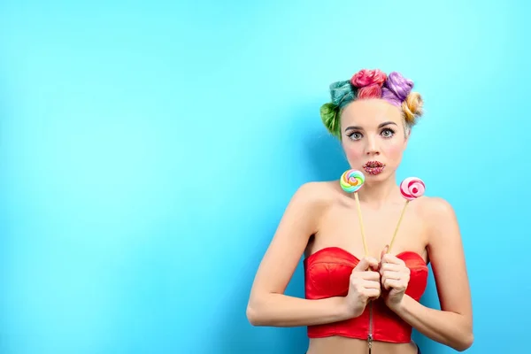 Mujer Joven Con Pelo Teñido Arco Iris Piruletas Fondo Color — Foto de Stock