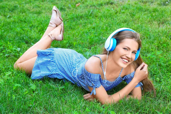 Jeune femme écoutant de la musique dans les écouteurs — Photo