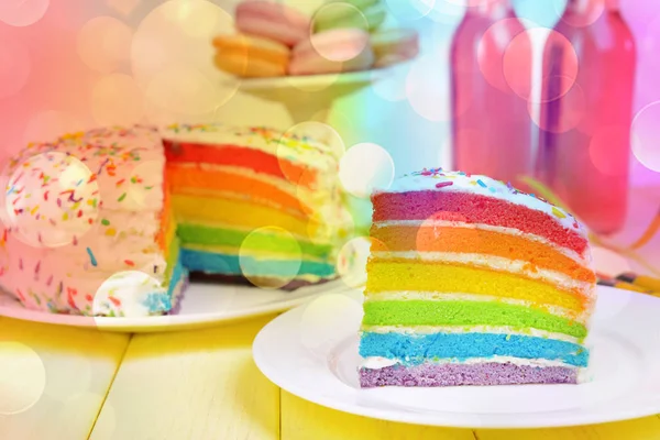 Тарелка с кусочком радужного торта — стоковое фото