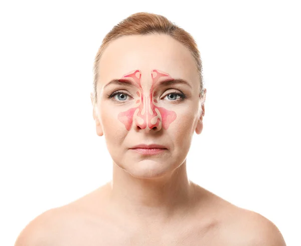 Rijpe vrouw met illustratie van de neusbijholten sinus op grijze achtergrond. Astma concept — Stockfoto