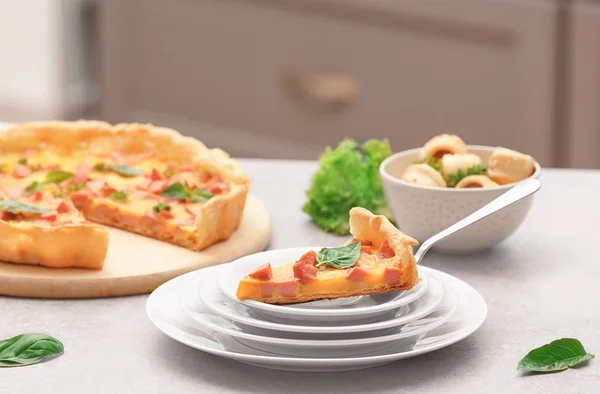 Pala con rebanada de pizza en platos — Foto de Stock