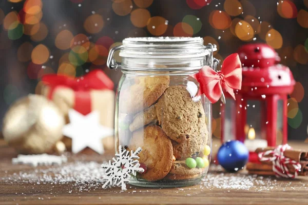 Frasco de vidro com biscoitos de Natal na mesa de madeira — Fotografia de Stock