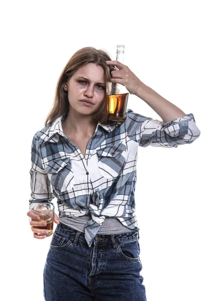 Pijana kobieta ze szkłem i butelka z piciem alkoholu na białym tle — Zdjęcie stockowe
