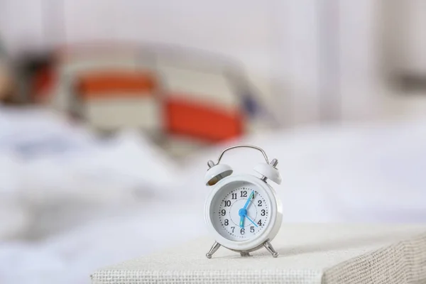 Relógio de alarme na mesa no quarto — Fotografia de Stock