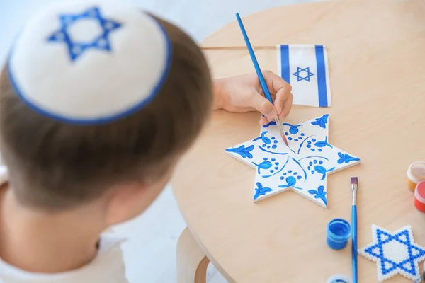 Еврейский мальчик рисует звезду дома — стоковое фото