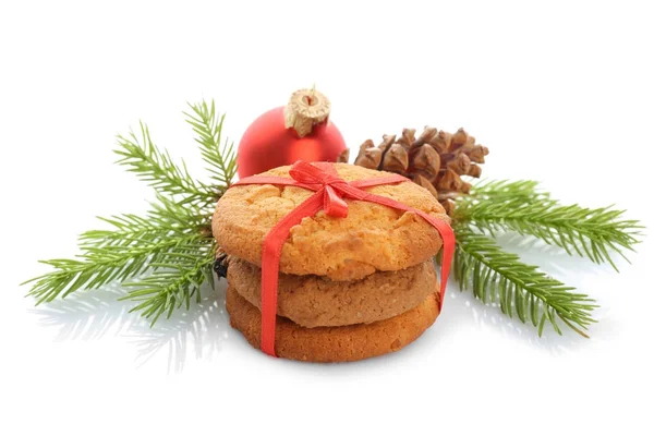 Biscoitos de Natal saborosos e decoração no fundo branco — Fotografia de Stock