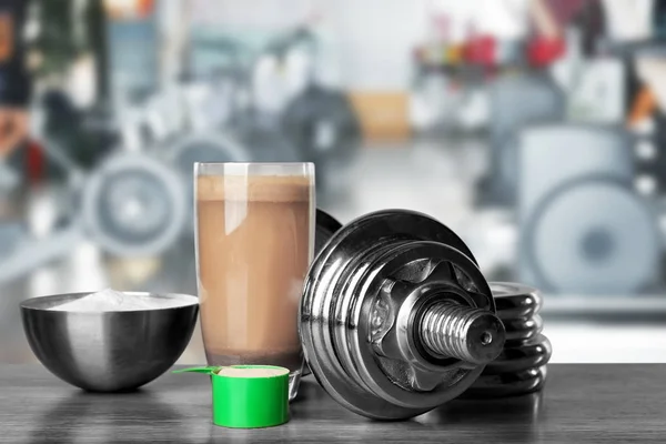 Glas Protein Shake und Hantel — Stockfoto