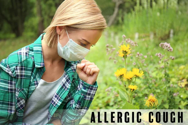 Mujer joven que sufre de tos alérgica al aire libre — Foto de Stock