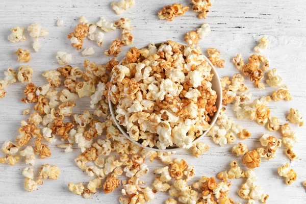 Smakelijke karamel popcorn — Stockfoto