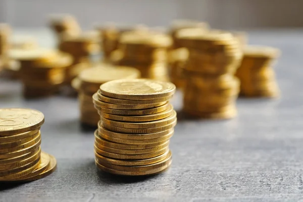 Monedas apiladas en la mesa — Foto de Stock