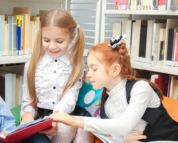 Gyermekek Nézett Könyv Közben Tanul Iskolai Könyvtár — Stock Fotó