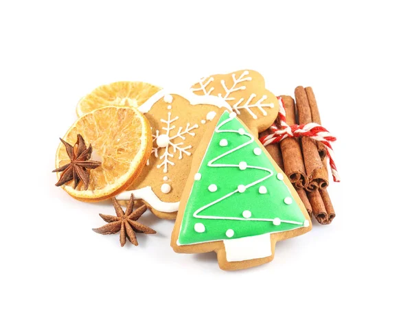 Sabrosas galletas de Navidad y canela sobre fondo blanco — Foto de Stock