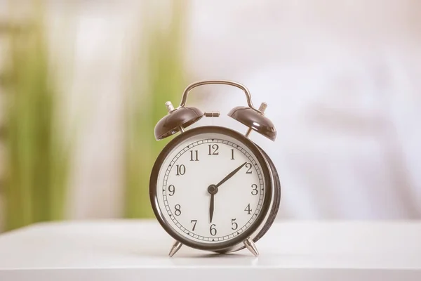 Alarm klok op tafel in de slaapkamer — Stockfoto