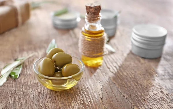 Cuenco con aceitunas y aceite — Foto de Stock