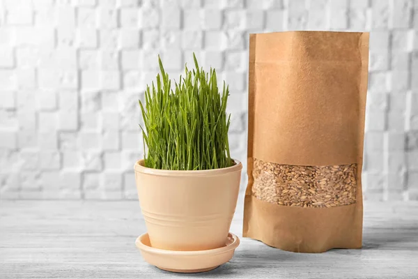 Pot dengan rumput gandum — Stok Foto