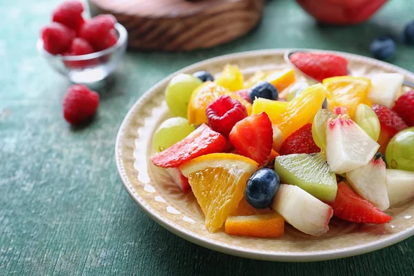 Placa con deliciosa ensalada de frutas —  Fotos de Stock