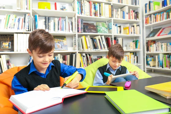 Crianças estudando na biblioteca da escola — Fotografia de Stock