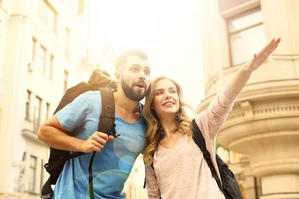 Jovem casal caminhando juntos na cidade — Fotografia de Stock