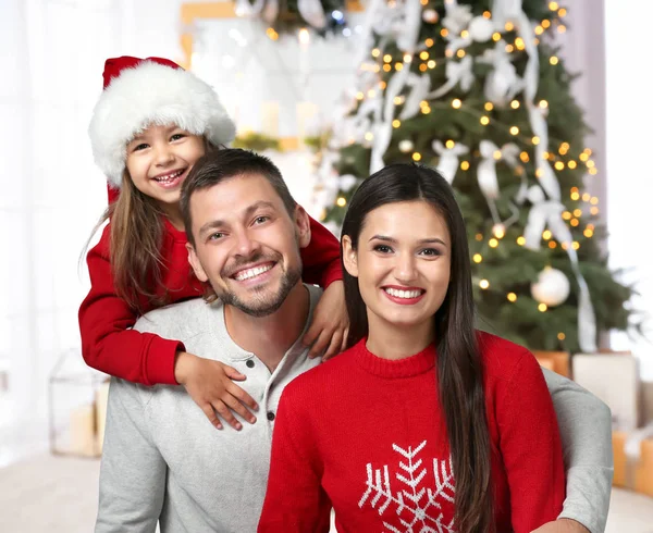Lycklig familj i rum inredda för julfirande — Stockfoto