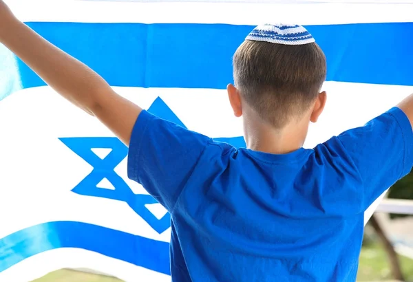 イスラエル共和国の外の大きな旗を持つかわいい少年 — ストック写真