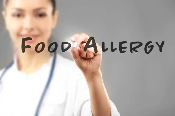 Доктор Пише Текст Food Allergy Віртуальному Екрані Сірому Фоні — стокове фото