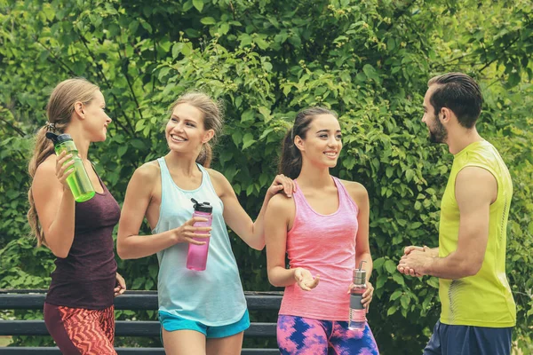 Groep jonge sportieve mensen in park — Stockfoto