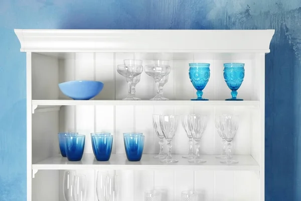 Cam mutfak ayaklıklı beyaz depolama — Stok fotoğraf