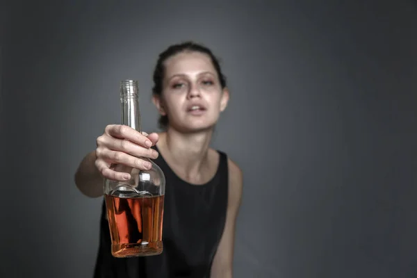 Mujer con botella de alcohol —  Fotos de Stock