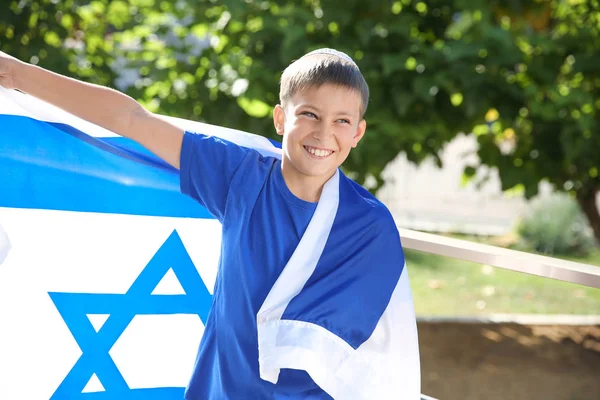 Rapaz bonito com grande bandeira de Israel ao ar livre — Fotografia de Stock