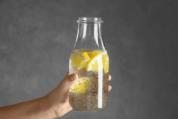 Borraccia con semi di chia e limone su fondo grigio — Foto Stock