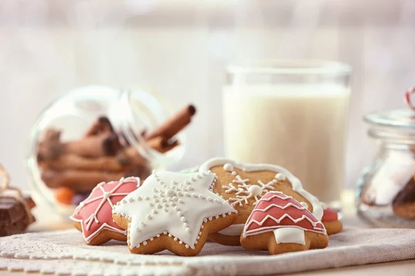 Tablo üzerinde yaratıcı Noel kurabiyeleri — Stok fotoğraf