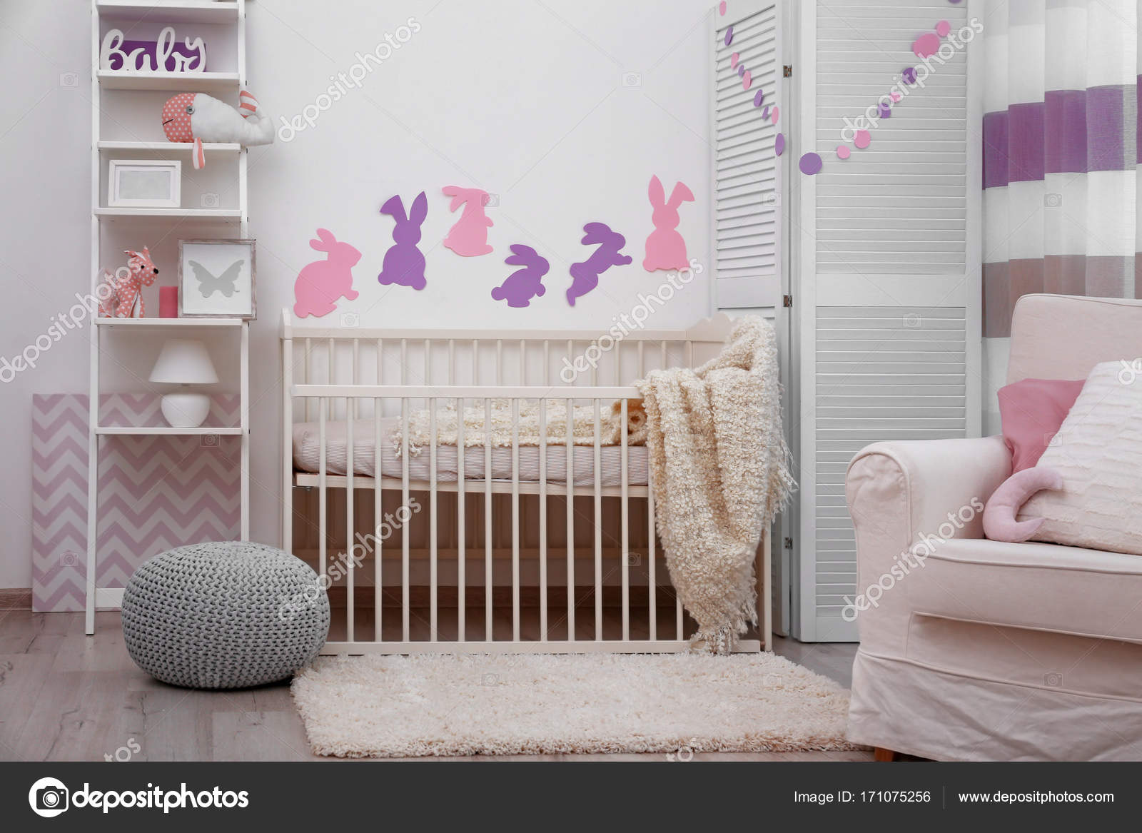 Baby slaapkamer met papieren dieren op muur — Stockfoto © belchonock ... Baby slaapkamer met papieren dieren op muur — Stockfoto © belchonock ...