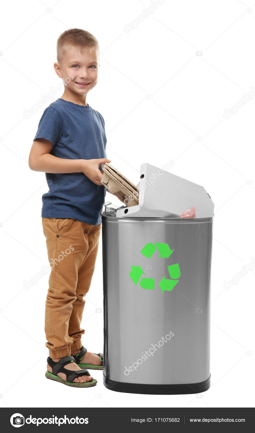 We must put litter into garbage. We must put litter into garbage. Mustn't картинки для детей. We must put litter into garbage. Бросай мусор в урну для девушек.