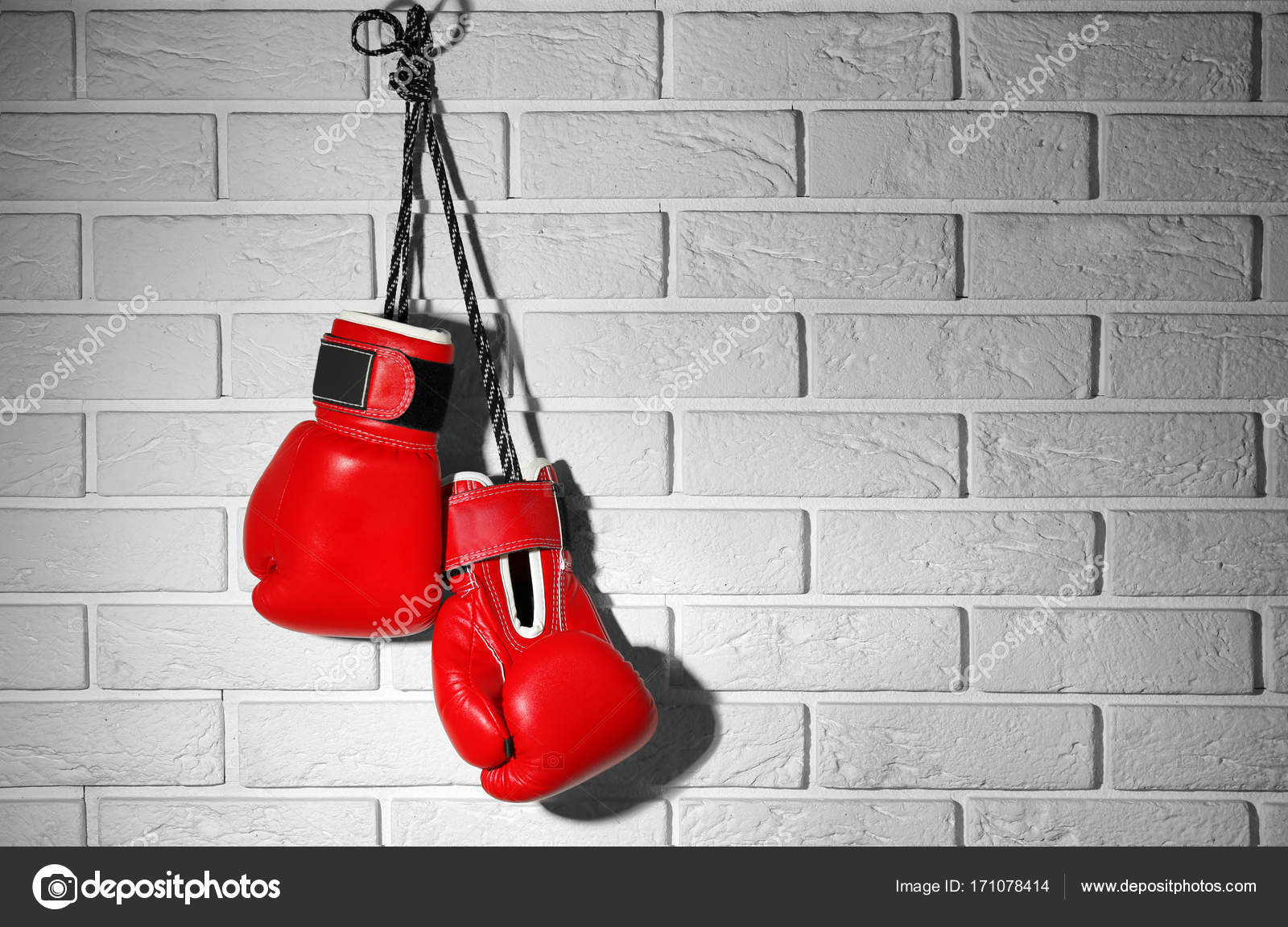 Pair of red boxing gloves hanging on brick wall — Stock Photo