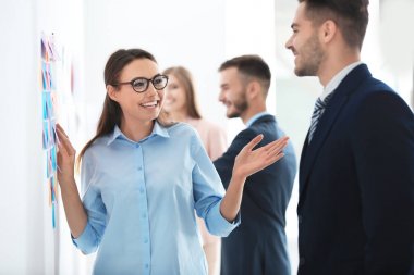 Takım genç yöneticilerin office projesinde tartışıyor