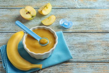 Seramik kase ve bebek maması kaşıkla 