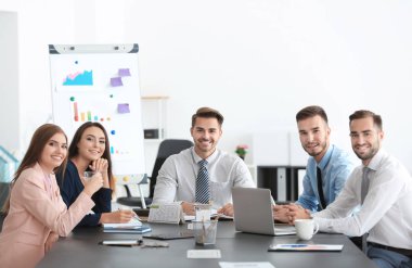 Takım genç yöneticilerin office projesinde tartışıyor
