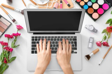 Eller güzellik Blogger modern dizüstü bilgisayar ve farklı kadın öğeler tablo