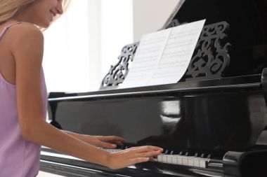 kadın piyano 