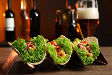 Lezzetli karides tacos ile sahibi 