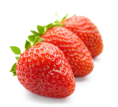 Beyaz arka planda olgun çilekler