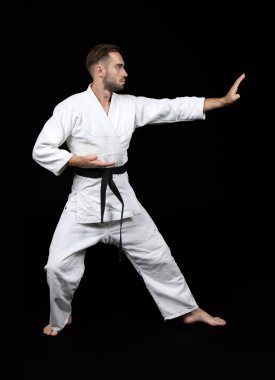 Genç adam karate yapıyor.  