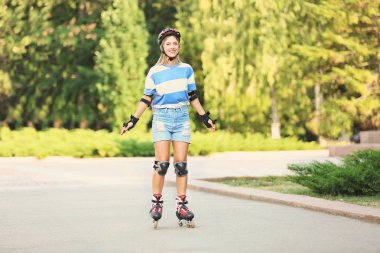 genç kadın yaz parkta paten