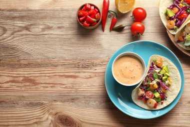 Plaka ile lezzetli karides taco 