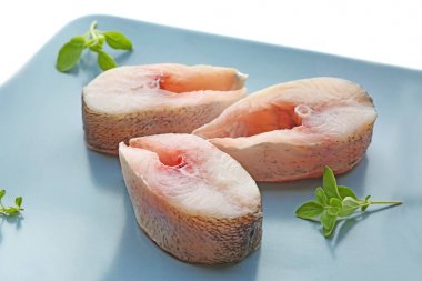 Taze balık biftek ile plaka 