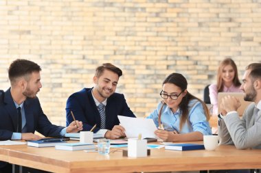 Takım genç yöneticilerin office projesinde tartışıyor