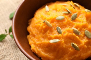 Tatlı patates püresi ile kase