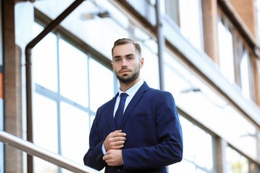 Şık takım elbise, açık havada yakışıklı adam