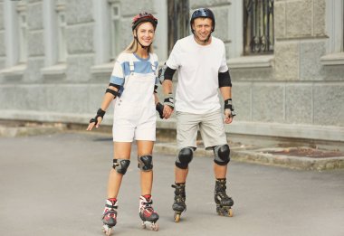 Patenler üzerinde açık havada genç Çift